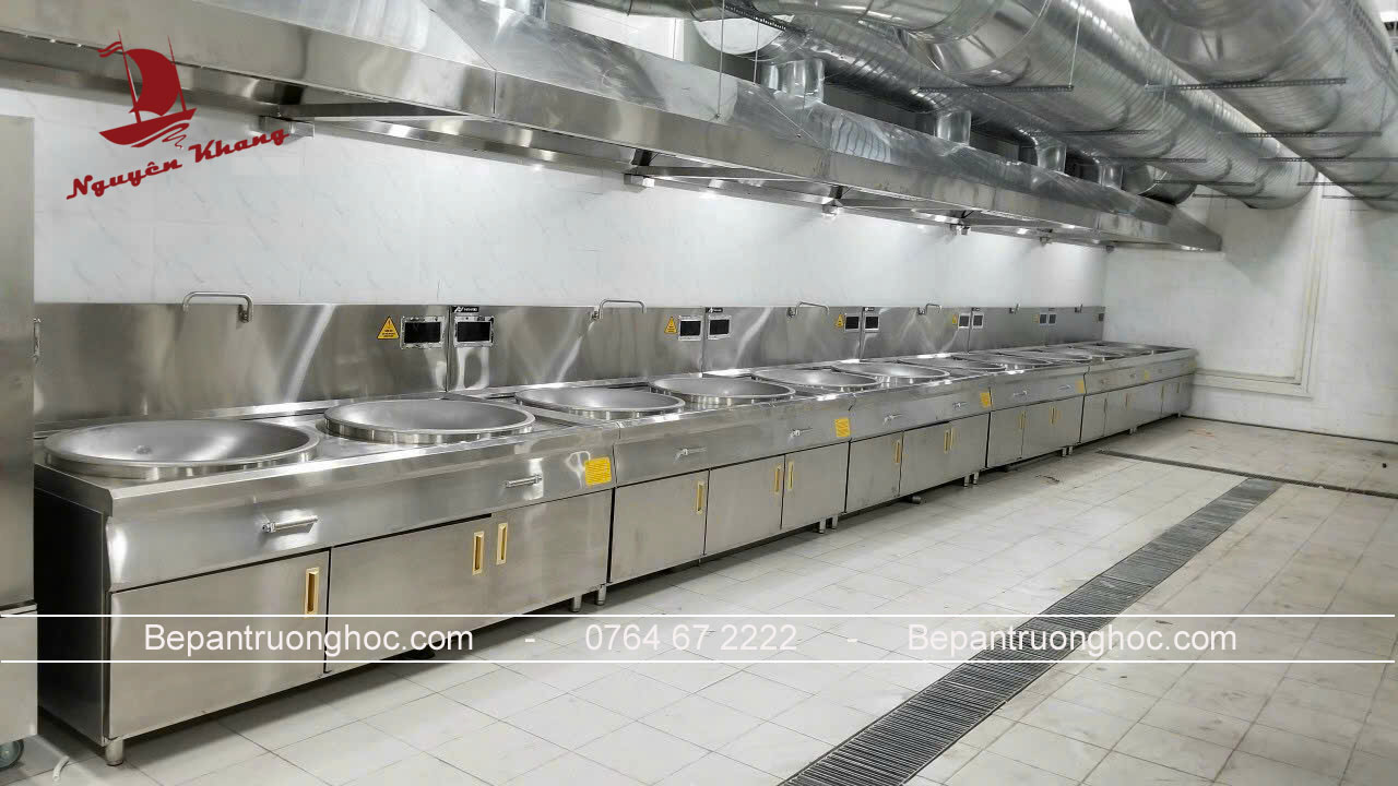 Khu vực nấu chính trong bếp ăn trường học